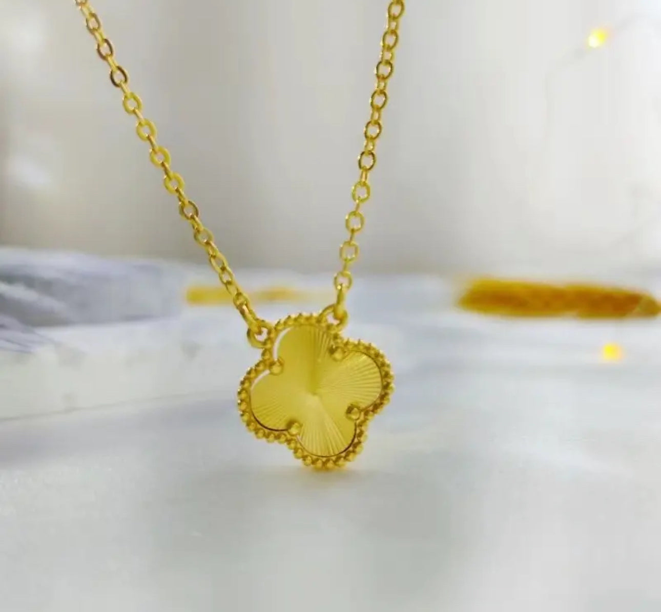 Smooth, Recessed Edges Gold Clover Gift Set (3-piece set)