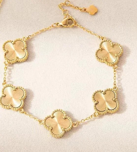 Smooth, Recessed Edges Gold Clover Gift Set (3-piece set)